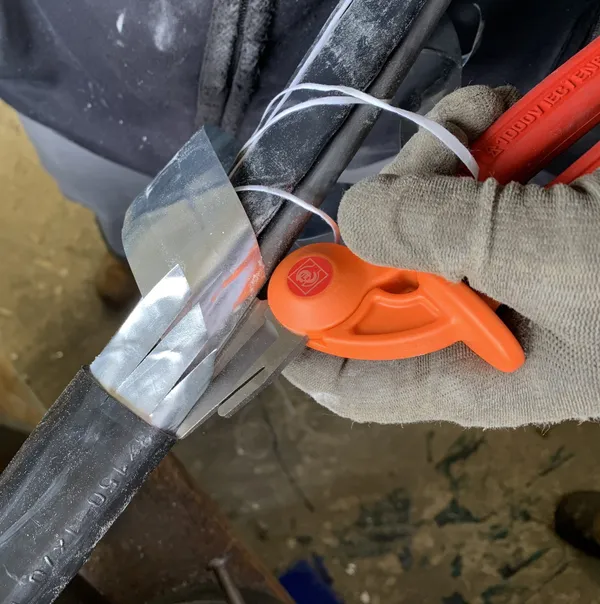 Dénudage d’un câble basse tension à l’aide d’un outil isolé 1000 V, mains gantées
